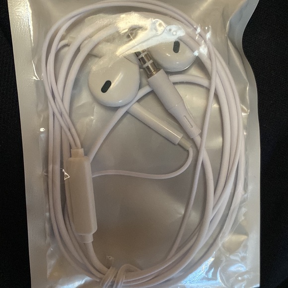 Charger C and earphones - Picture 2 of 4